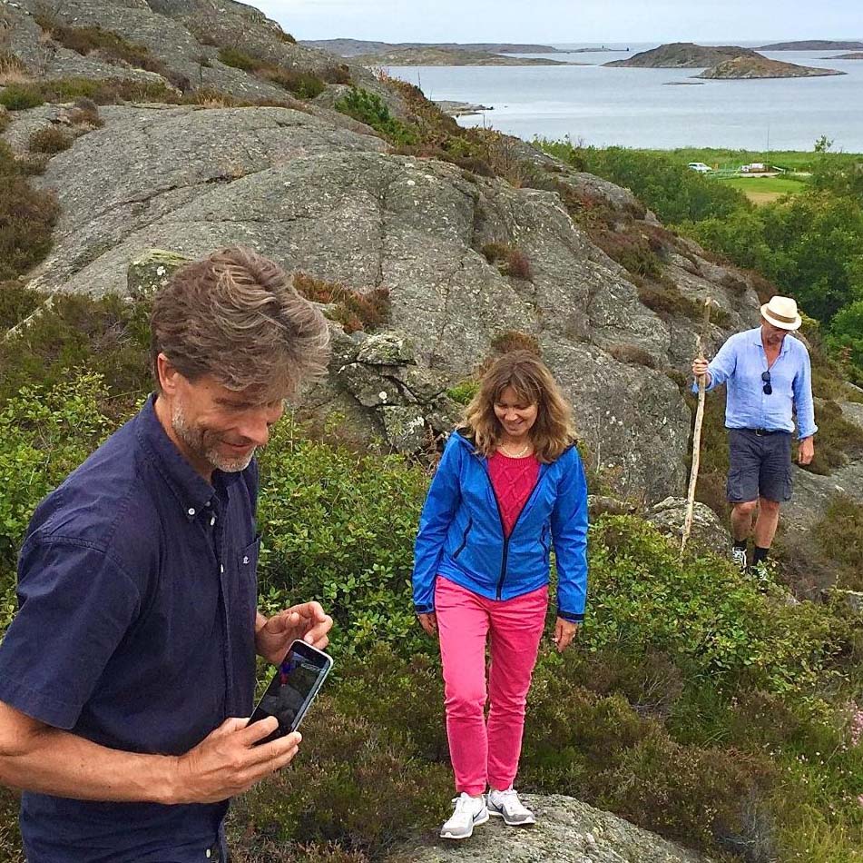 Härförare eller vägvisare? Bilden symboliserar ett modernt ledarskap – där du inte alltid går längst fram för att bli följd, utan skapar riktning och trygghet så att andra vågar ta egna kliv.