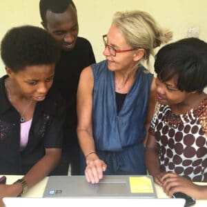 Ylva med tre blivande journalister under utbildning i Rwanda. 