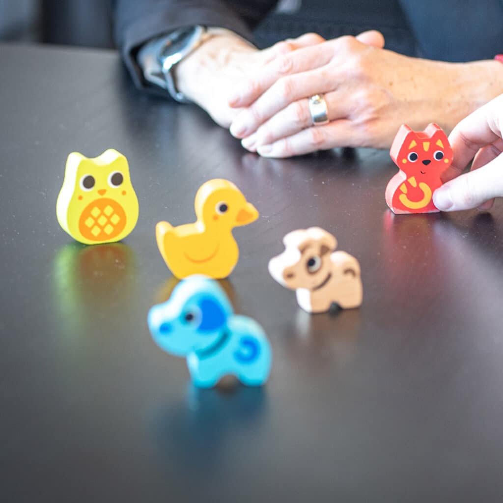 Ledarskapsutveckling som illustreras med träfigurer.