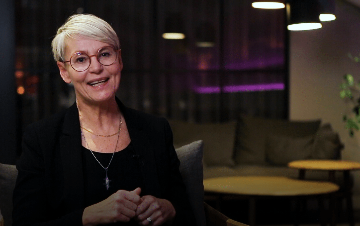 Kvinna berättar in i en tv-kamera om sin bok