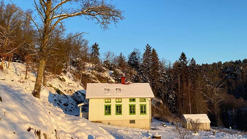 Vårt hus på Orust där det mesta skrevs vårvintern 2021
