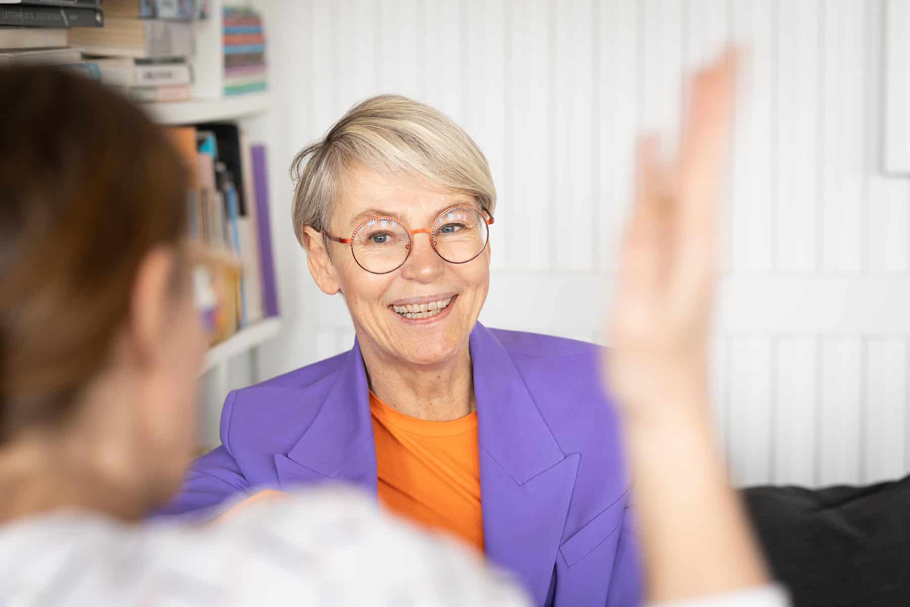 Ylva M Andersson är professionell coach för ledare och chefer. Här coachar hon en kvinna,