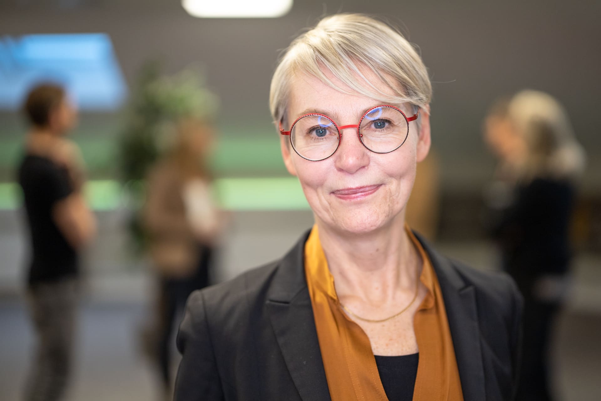 Ylva M Andersson framför mänsiskor.