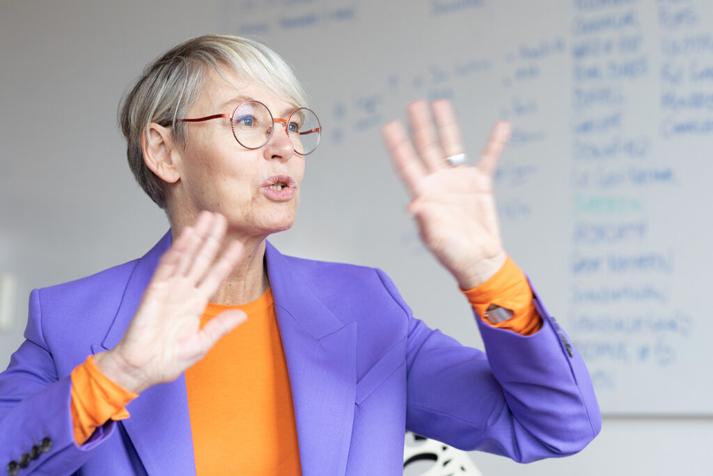 Ylva står framför en whiteboard-tavla och förklarar något.