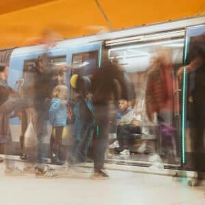 Människor som går av och på en tunnelbana